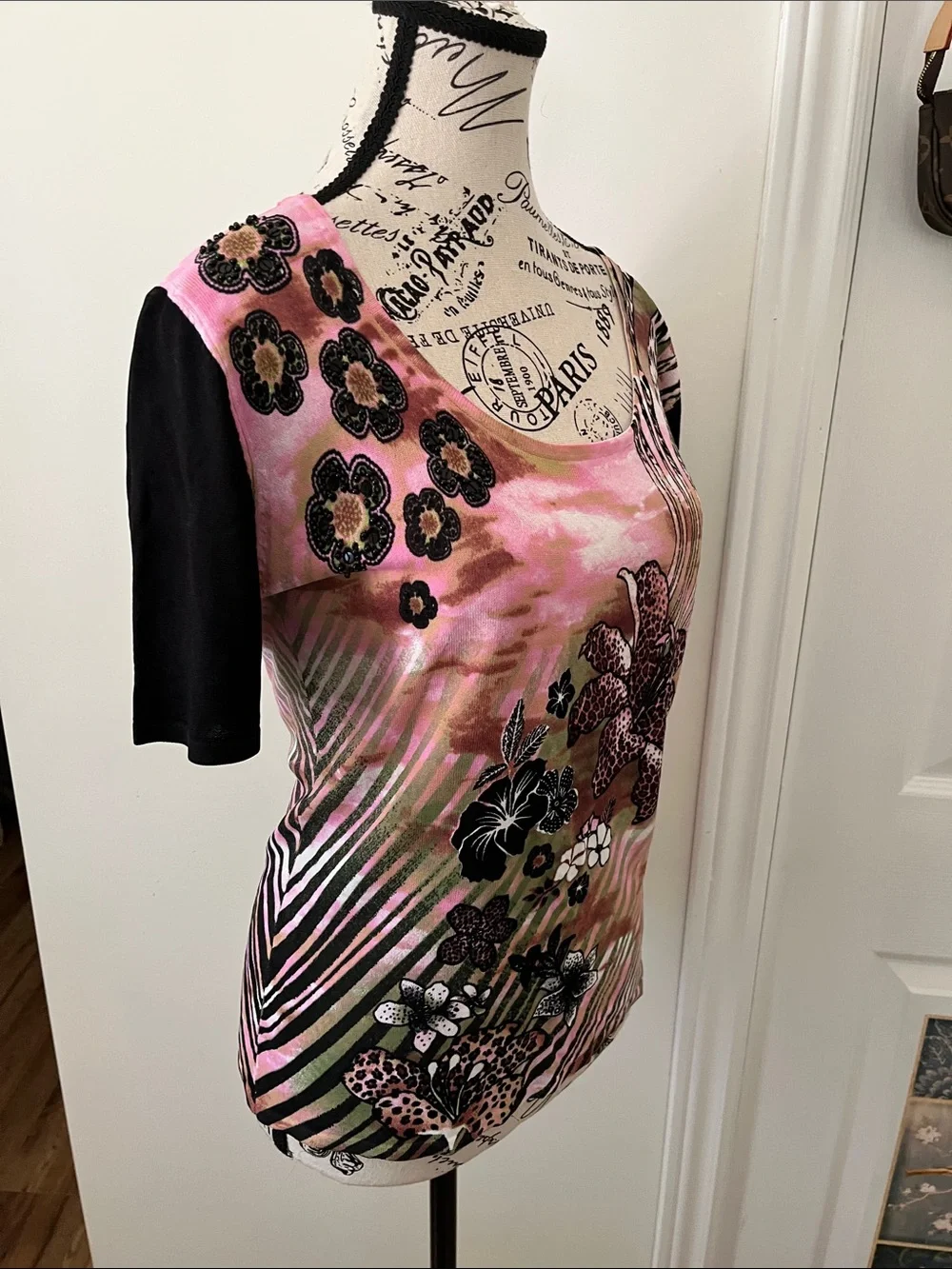 😃Floral Scoop Neck Short Sleeve Top in Pink and Black - Picture 3 of 10